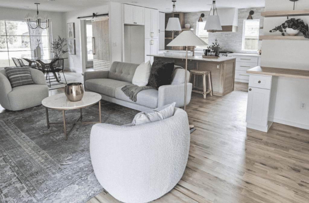 Living room + open kitchen - gray scales, gold and wooden ornaments.